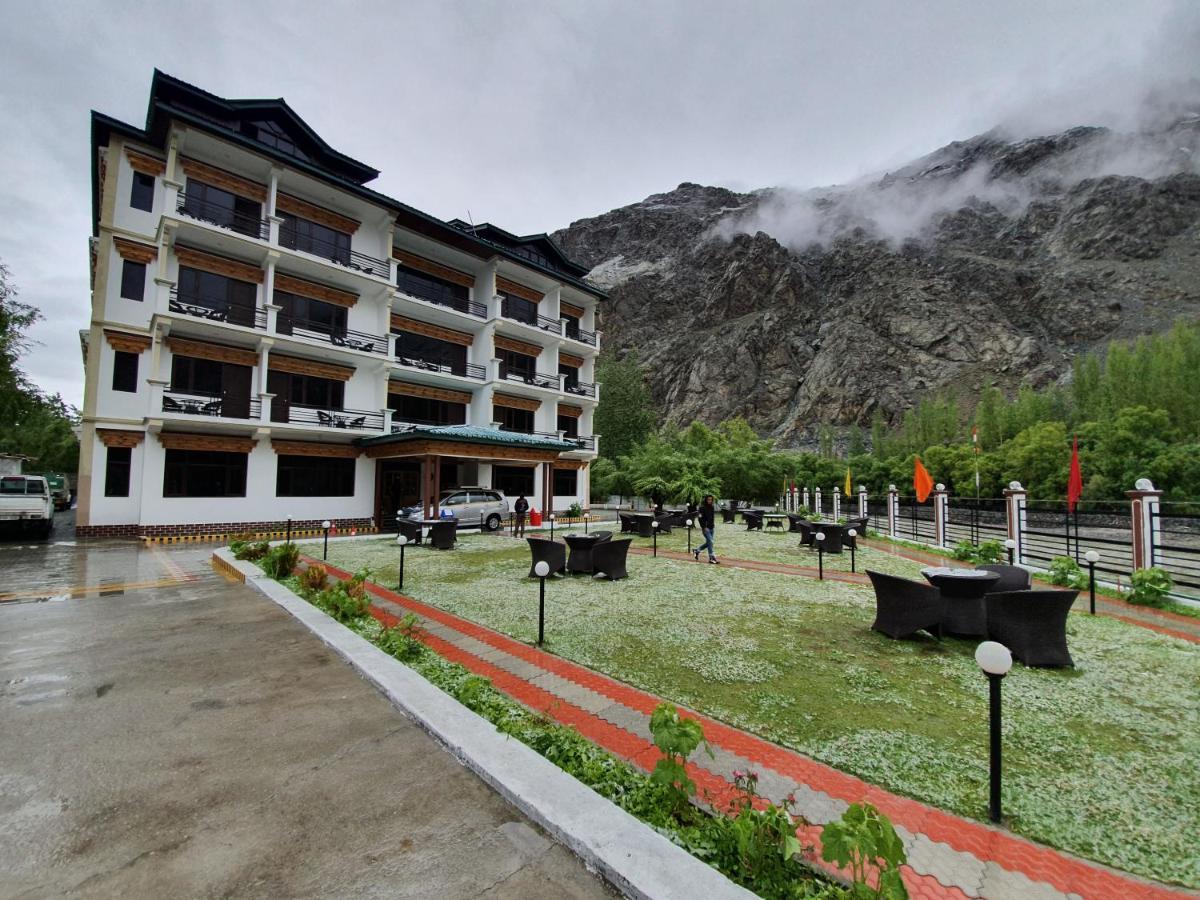 Hotel Chhutuk Heights Kargil Bagian luar foto