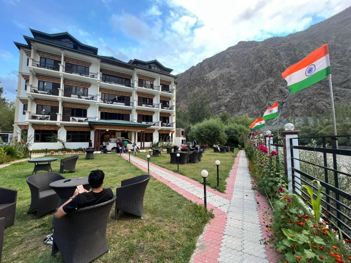 Hotel Chhutuk Heights Kargil Bagian luar foto