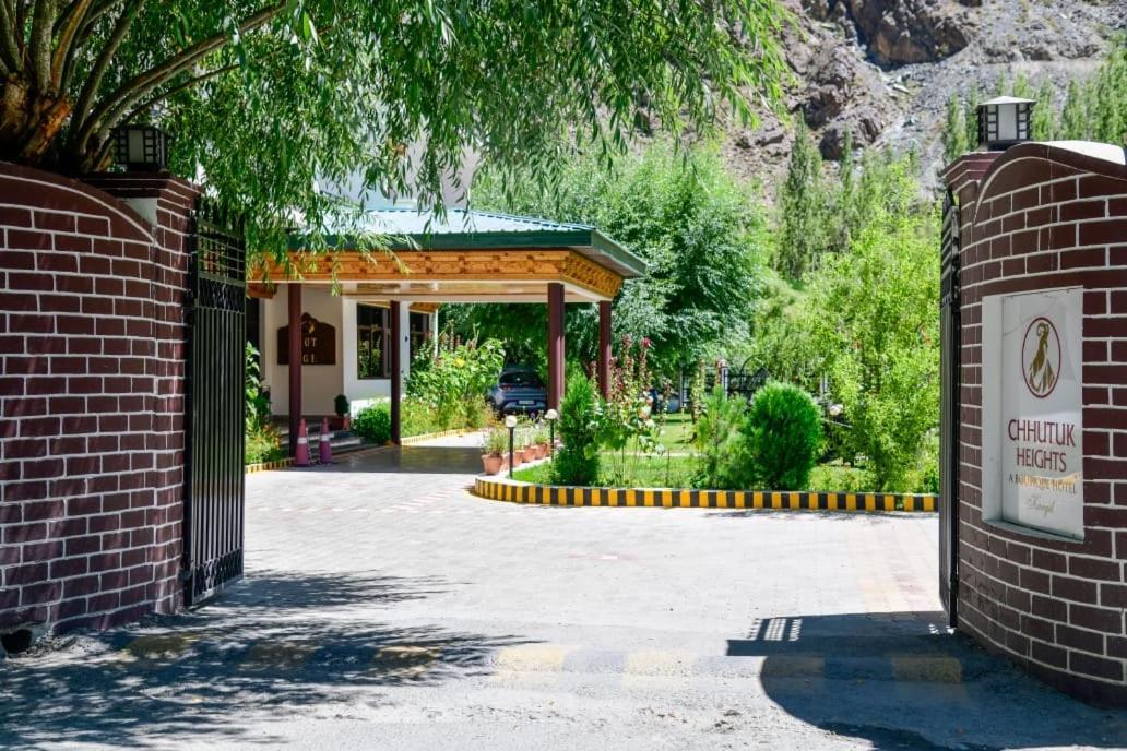 Hotel Chhutuk Heights Kargil Bagian luar foto